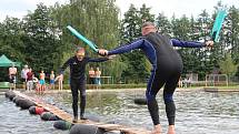 I v potápěčských ploutvích přecházeli lanžovskou lávku lidé, kteří se do obce na Královédvorsku sjeli k oblíbené letní zábavě.