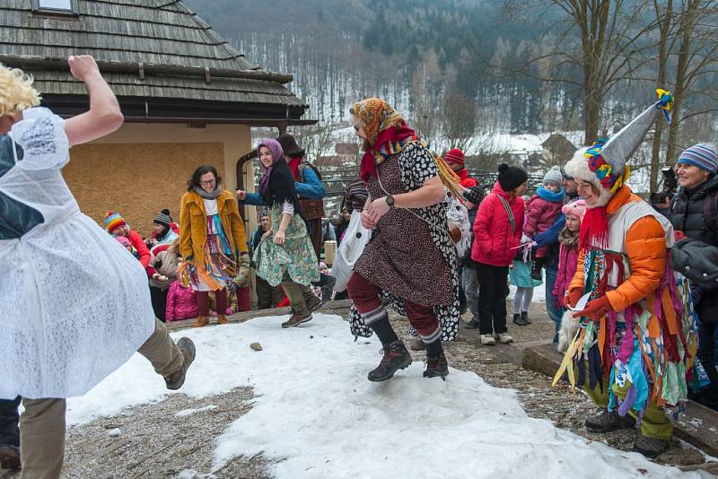 Krkonošský masopust zažil v sobotu Horní Maršov, obcí prošel průvod masek s živou hudbou.