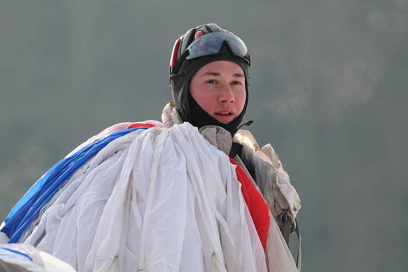 Vrchlabí - V herlíkovickém skiareálu Bubákov začalo v pátek mistrovství České republiky v paraski, které kombinuje parašutismus  s lyžováním. První den soutěží, které jsou zařazené rovněž do světové série, otevřel obří slalom na sjezdovce v Herlíkovicích 