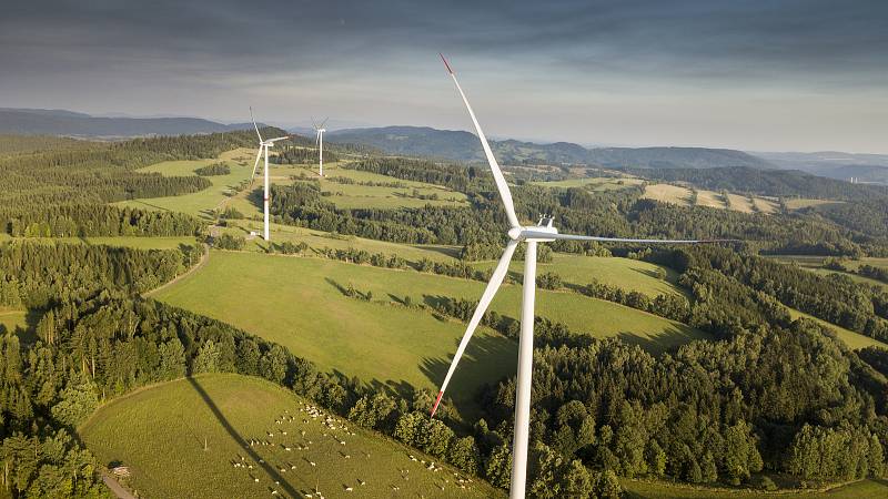 Větrné elektrárny ve Zlaté Olešnici na Trutnovsku.