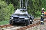 Tragická nehoda. Na železničním přejezdu v Bílé Třemešné rychlík smetl v pondělí přes osmou hodinou ráno osobní auto. Řidička zemřela.