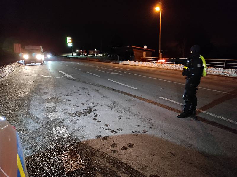 Úderem půlnoci začali policisté na Trutnovsku kontrolovat vládní opatření.