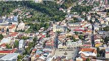 Náměstí TGM ve Dvoře Králové nad Labem na leteckém snímku.