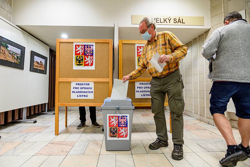 V Trutnově začaly v pátek ve 14 hodin volby do Poslanecké sněmovny.