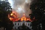 Při srpnovém požáru zámku v Horním Maršově zasahovalo na místě 105 hasičů z dvanácti požárních jednotek. "Zásah byl výborně organizovaný," řekl přímý účastník Rudolf Janeček, velitel SDH Čistá v Krkonoších.
