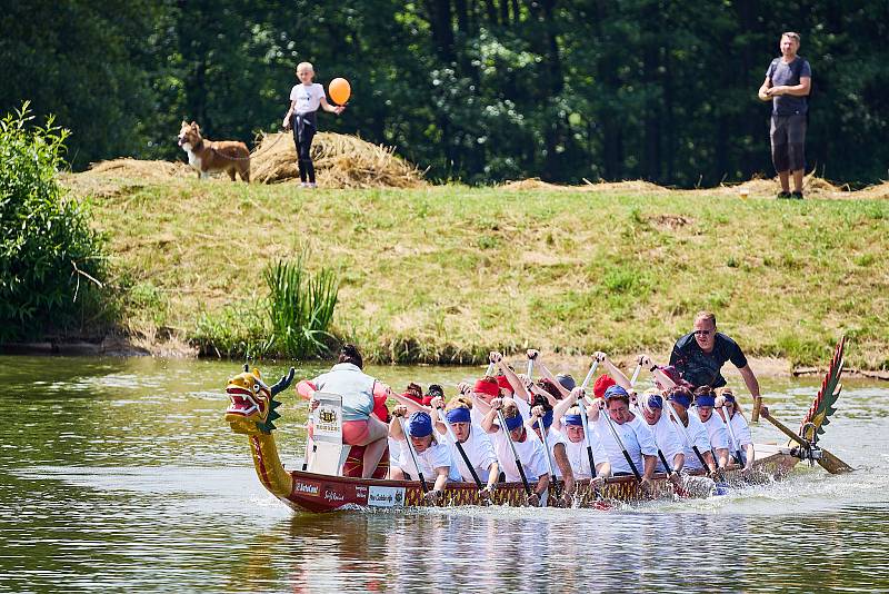 V trutnovském kempu Dolce se konal v sobotu 12. ročník závodů dračích lodí.