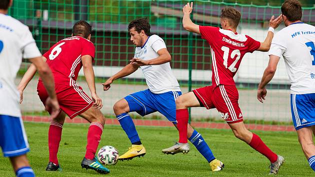V divizi se hrálo derby Trutnov (bílomodří) - Dvůr Králové (1:3).