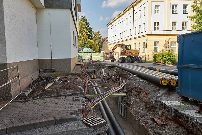 První část rekonstrukce pěší zóny v historickém jádru Trutnova se odehrává v úseku od Krakonošova náměstí po Svatojanské náměstí.