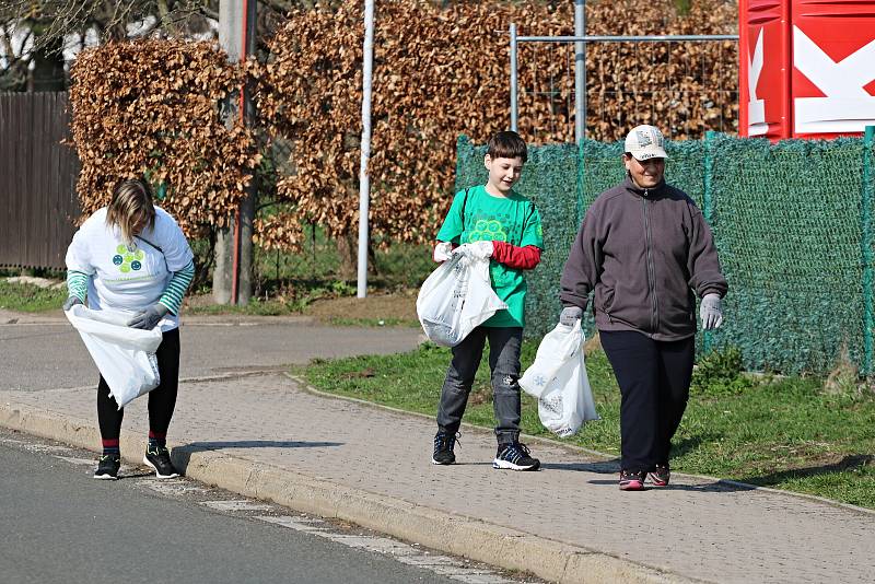 Dobrovolnická akce Ukliďme svět, ukliďme Česko v Mladých Bukách.