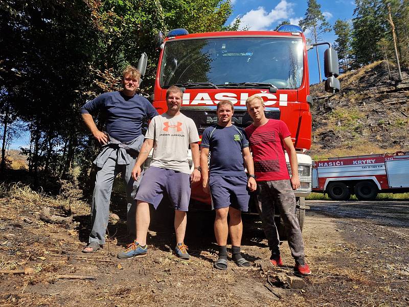 Dobrovolní hasiči z Horního Maršova zasahovali v Hřensku u rozsáhlých požárů v Národním parku České Švýcarsko. Tadeáš Hlinka, Miroslav Haider, Martin Pilař a Ladislav Licek tam strávili tři dny.