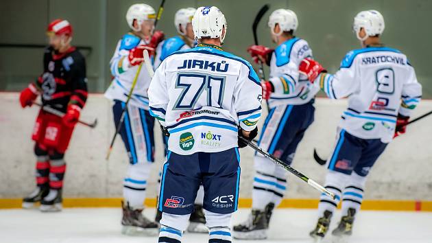 Vrchlabští hokejisté dokázali vyhrát na ledě Vsetína 4:2, když se o dvě branky postaral Jiří Hozák.