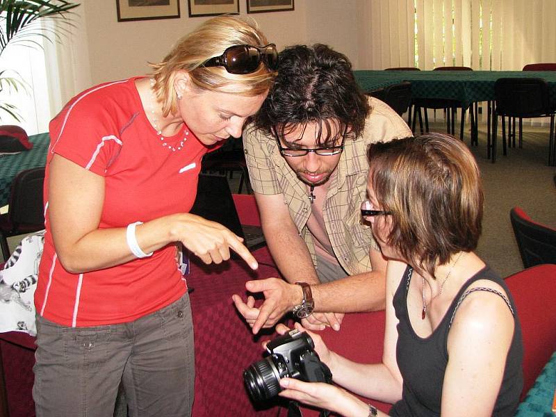 V královédvorské zoologické zahradě se uskutečnil fotografický workshop Fotosafari. Účastníci se pod vedením fotografa Jana Svatoše učili fotografovat zvířata.