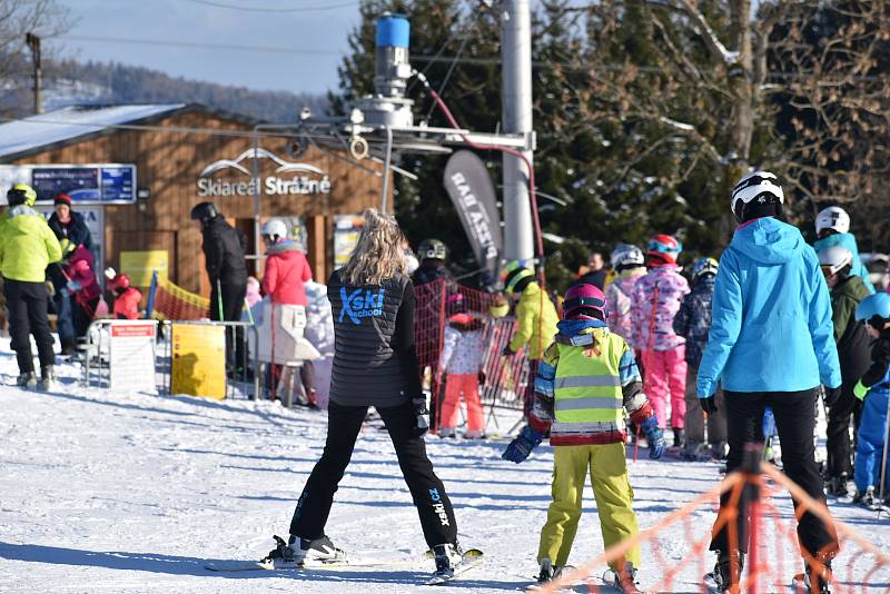 Krkonošské středisko Strážné se v sobotu zaplnilo návštěvníky.