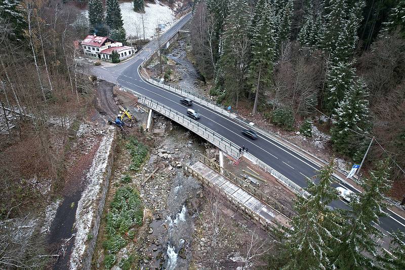 Po roce a půl skončila výměna tří takzvaných polských mostů v Temném Dole ve východních Krkonoších.