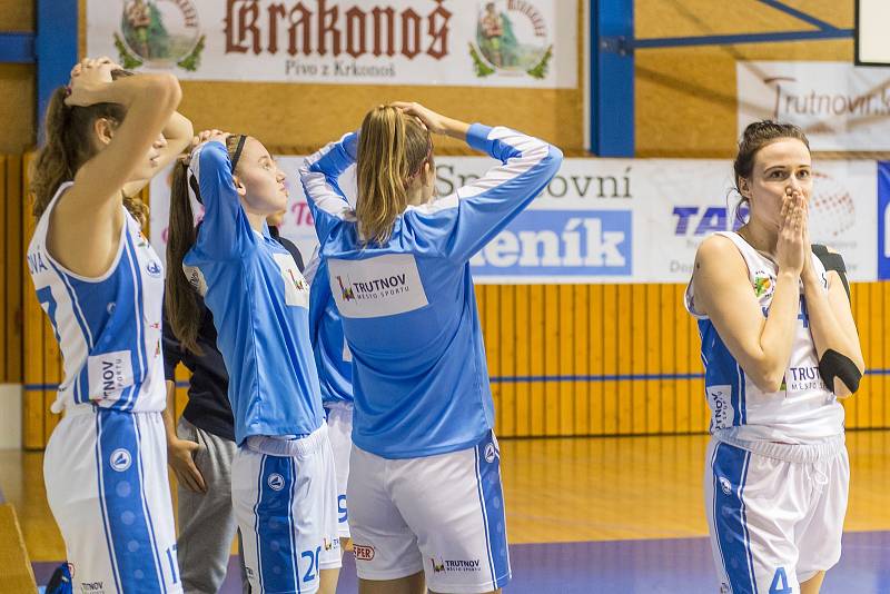 Velká radost po velkém vítězství. Basketbalistky Trutnova vyhrály nad Nymburkem 82:79 po trojce Kateřiny Kozumplíkové v poslední vteřině zápasu.