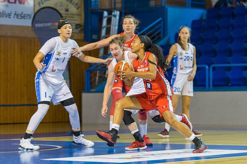 Z duelu Trutnov - Nymburk při basketbalovém turnaji O pohár města Trutnova.