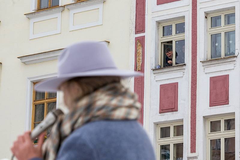 Demonstrace odpůrců protipandemických opatření v Trutnově na Krakonošově náměstí v neděli 23. ledna.