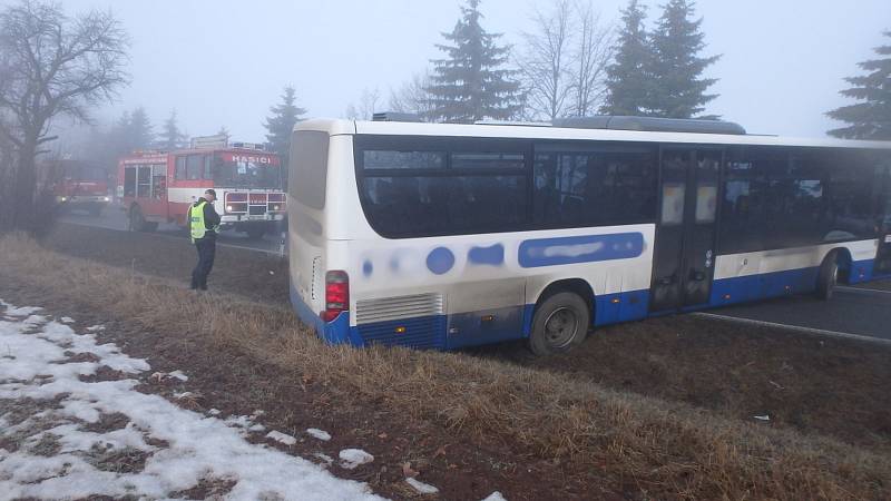 Po srážce aut u Výšinky zapadl i autobus.