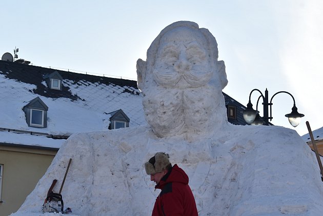 Na náměstí v Jilemnici stojí po dvou letech opět mohutná socha ze sněhu. Tentokrát to není tradiční Krakonoš, ale hrabě Jan Nepomuk Harrach.