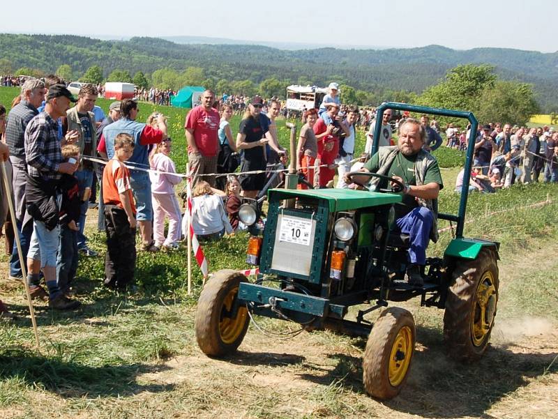 Závody traktorů do vrchu - Vyskeř, květen 2009