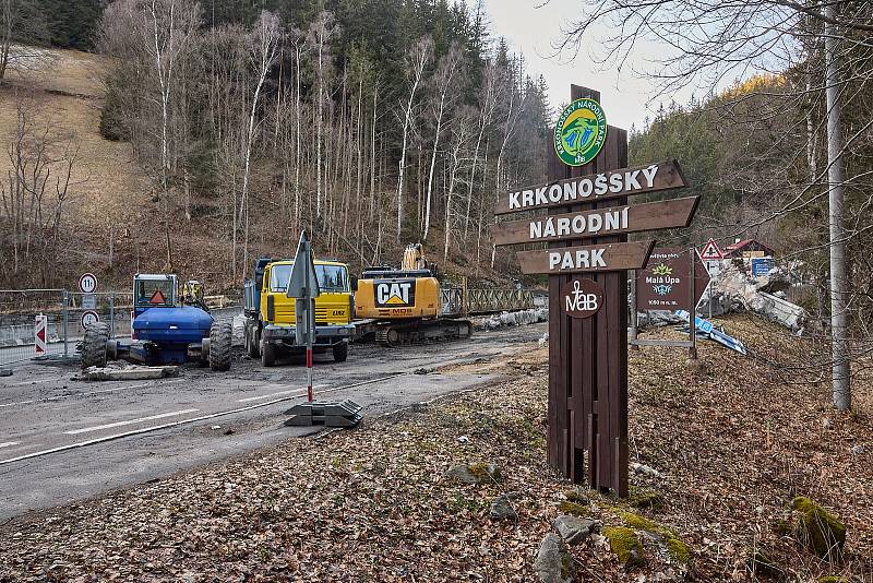 Královéhradecký kraj bourá tři mosty v Temném Dole ve východních Krkonoších na silnici mezi Horním Maršovem a Pecí pod Sněžkou, postaví místo nich nové.