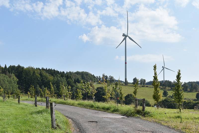 Větrné elektrárny ve Zlaté Olešnici na Trutnovsku.