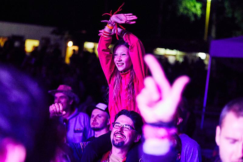 Ze čtvrtečního dne trutnovského Artu Kus Festivalu na Bojišti.