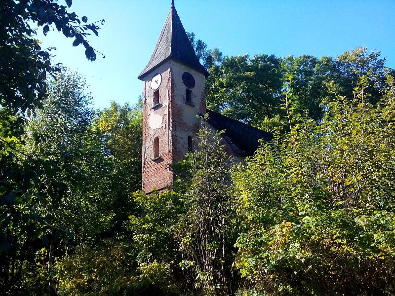 Kaple sv. Josefa ve Slavětíně prožila radikální změnu. Její vlastníci, manželé Kasperovi, proměnili chátrající ruinu v působivé místo.