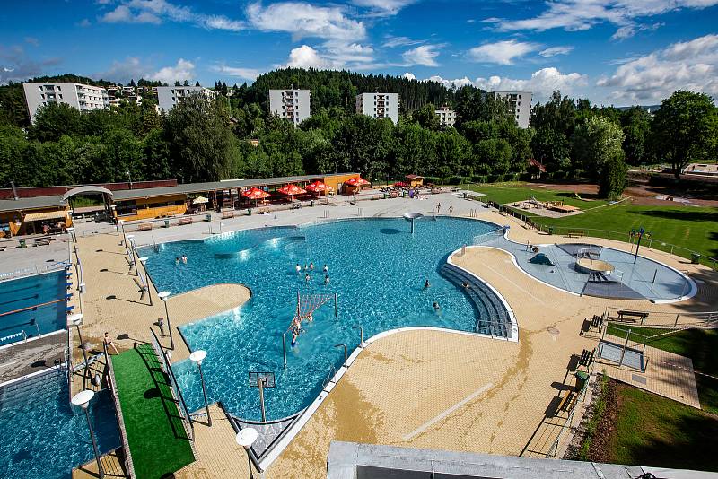 V úterý 30. června bylo poprvé otevřeno veřejnosti letní koupaliště v Trutnově po rozsáhlé roční rekonstrukci.