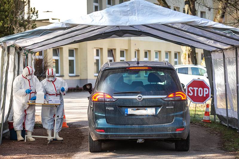 Nemocnice v Trutnově začala v pondělí odebírat a zpracovávat vzorky na koronavirus.