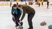 Na zimním stadionu v Trutnově se hrál v sobotu Krkonošský pohár v curlingu.