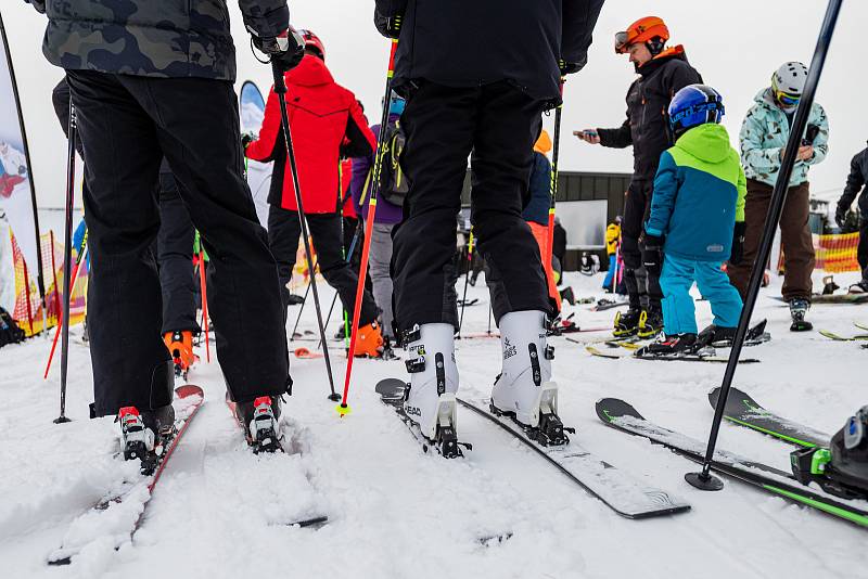 Skiareál Malá Úpa zahájil v sobotu lyžařskou sezonu na sjezdovce Pomezky.