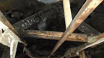 Při požáru horského penzionu Lesní zátiší v Malé Úpě vyhořely pokoje v podkroví.