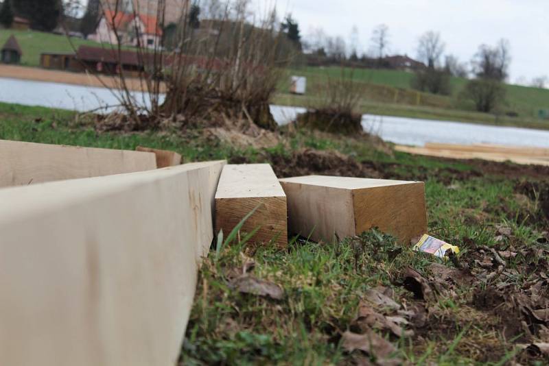 Vyčištěný rybník ve vrchlabských Vejsplaších má nová mola i rybářský domek.