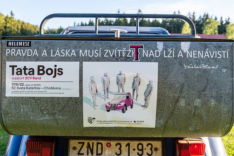 Národní sraz Citroënů 2CV v chotěvickém kempu Svatá Kateřina.