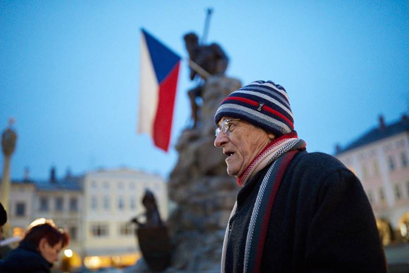 PROTEST PROTI ZDEŇKU ONDRÁČKOVI proběhl dnes (v pondělí) i v "jeho" Město Trutnov.