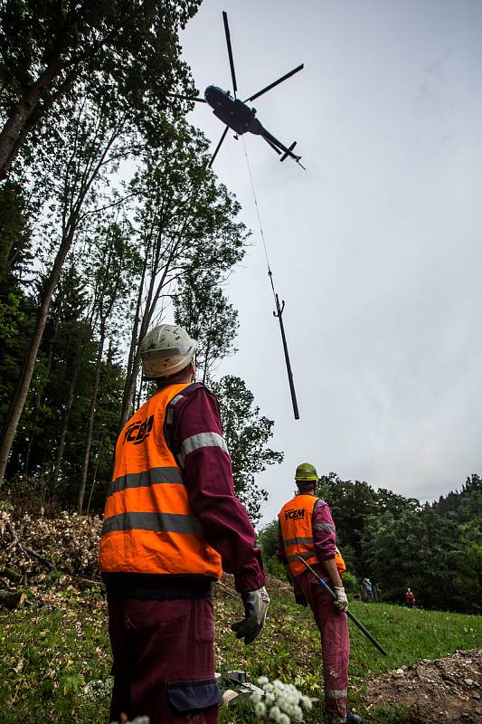 V Černém Dole na Trutnovsku byly usazeny nové stožáry elektrického vedení. Kvůli nepřístupnému terénu pro jeřáb musel stožáry usadit speciální vrtulník.