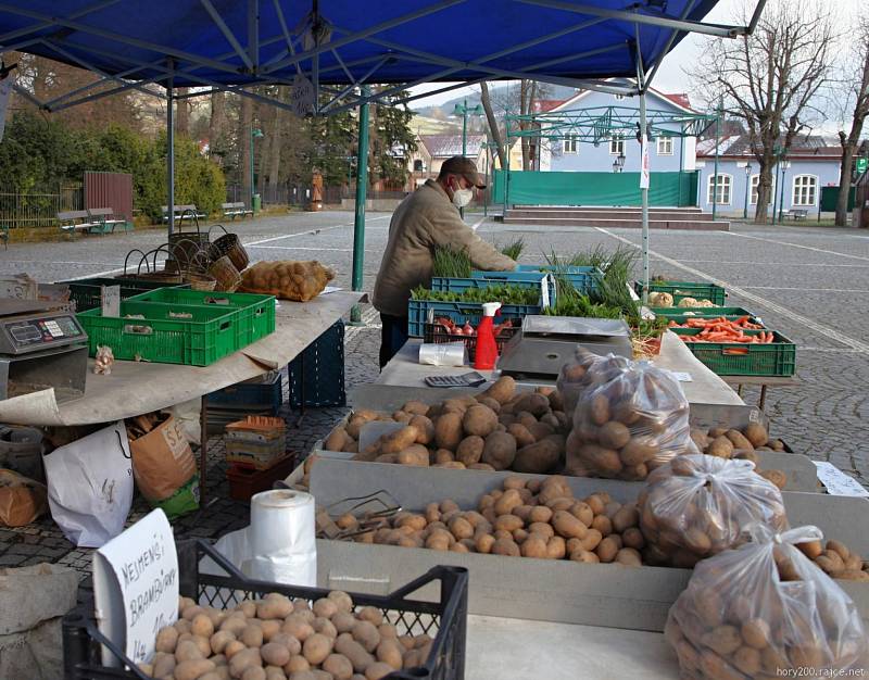 První letošní farmářské trhy ve Vrchlabí.