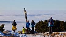 Lidé přijeli na víkend do Krkonoš nejen na lyže, ale i na procházky po horách.