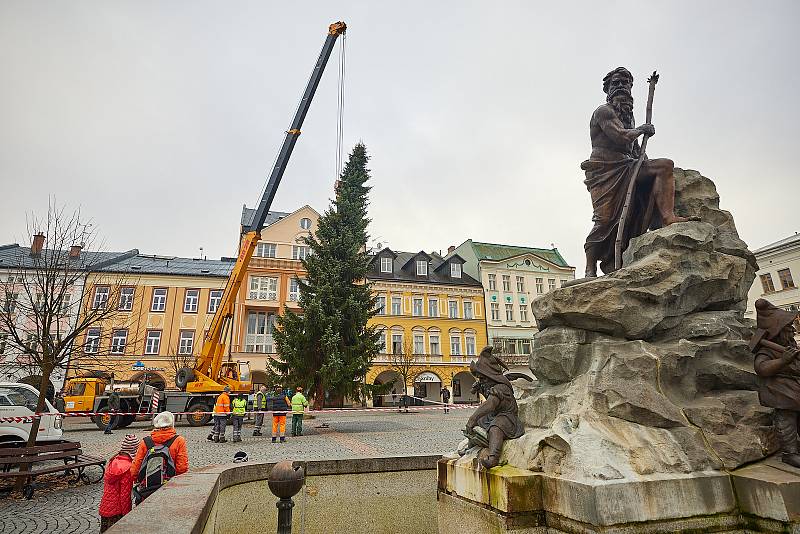 Instalování vánočního stromu na Krakonošově náměstí v Trutnově.