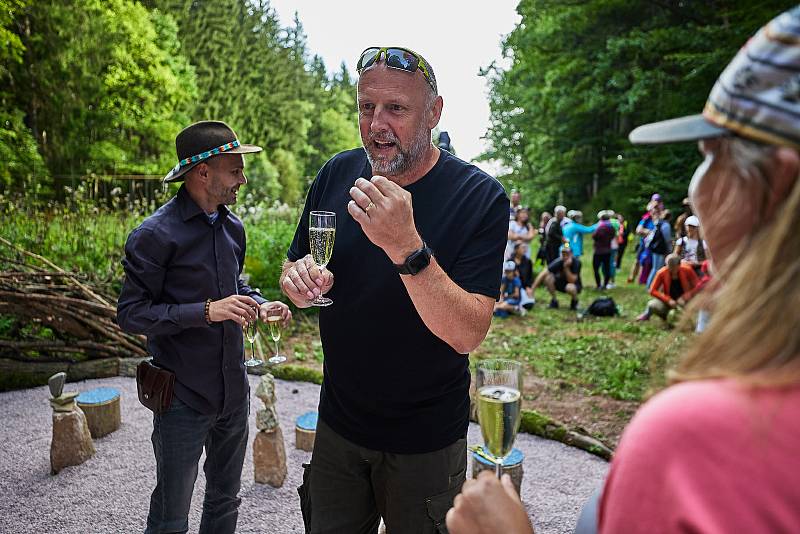 Pokřtěno! První hřiště na světě pro stone balancing nebo-li vyvažování kamenů bylo v sobotu otevřeno u lesní plovárny Retropark Sejfy v Mladých Bukách.