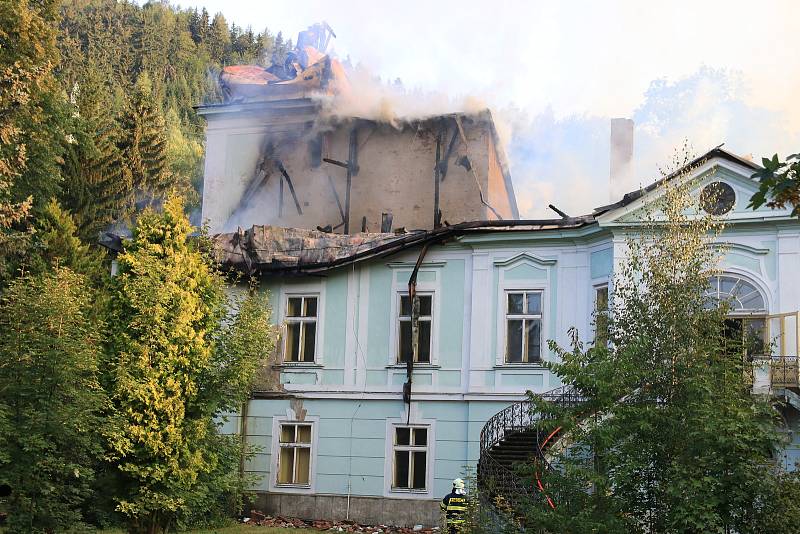 Požár zámku v Horním Maršově.