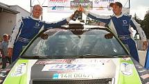 Vítězná posádka 3. Rally Krkonoše - Pavel Valoušek (vpravo) a Zdeněk Hrůza s vozem Mitsubishi Lancer Evo IX.