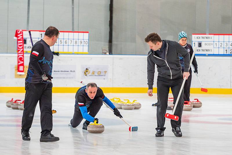 Na zimním stadionu v Trutnově se hrál v sobotu Krkonošský pohár v curlingu.
