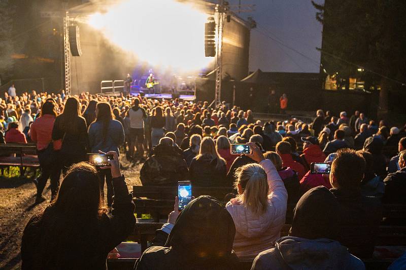 Koncert kapely Chinaski v Trutnově na Bojišti.