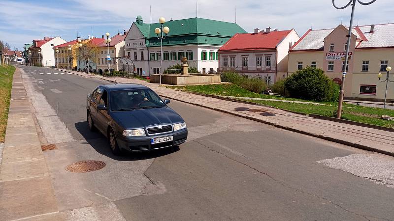 ZÁPLATY A DÍRY uprostřed třítisícového města. Silnice je sice v kategorii 2. třídy, ale je turisty hodně využívanou spojnicí mezi příhraničím a lyžařskými středisky.