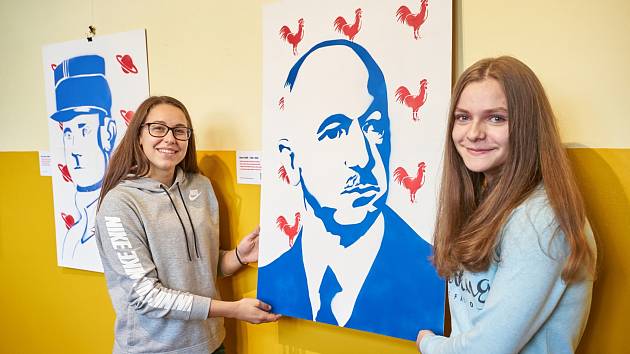 Michaela Buchtová (vlevo) a Nikola Ježková, spoluautorky portrétu Edvarda Beneše při studentské výstavě k výročí republiky v trutnovském gymnáziu.