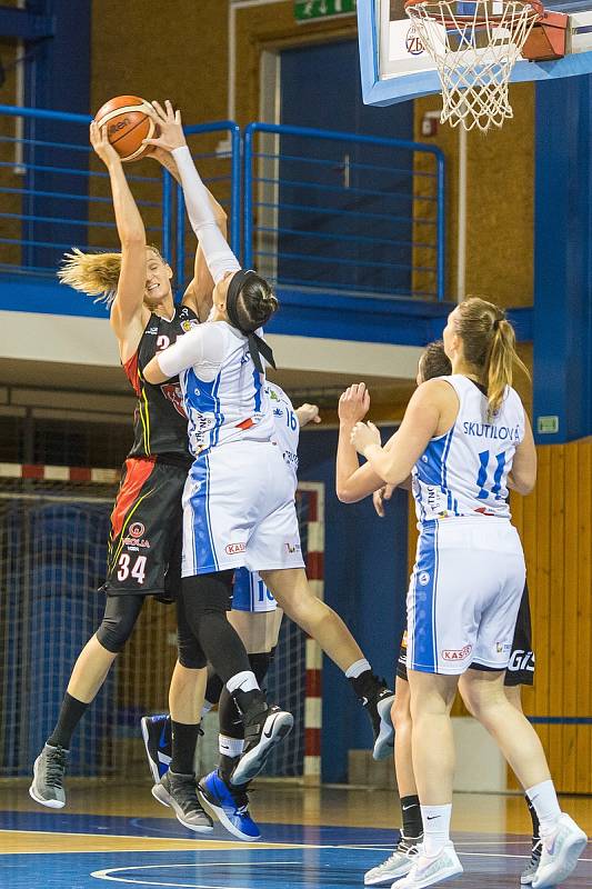 Východočeské derby basketbalistek skončilo výhrou hradeckých "lvic".