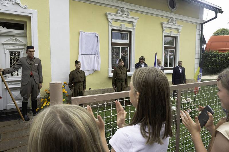 Krkonošská obec Studenec odhalila plukovníkovi Václavu Knotkovi pamětní desku na domě, ve kterém žil.