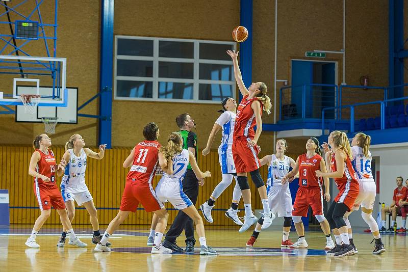 Z duelu Trutnov - Nymburk při basketbalovém turnaji O pohár města Trutnova.